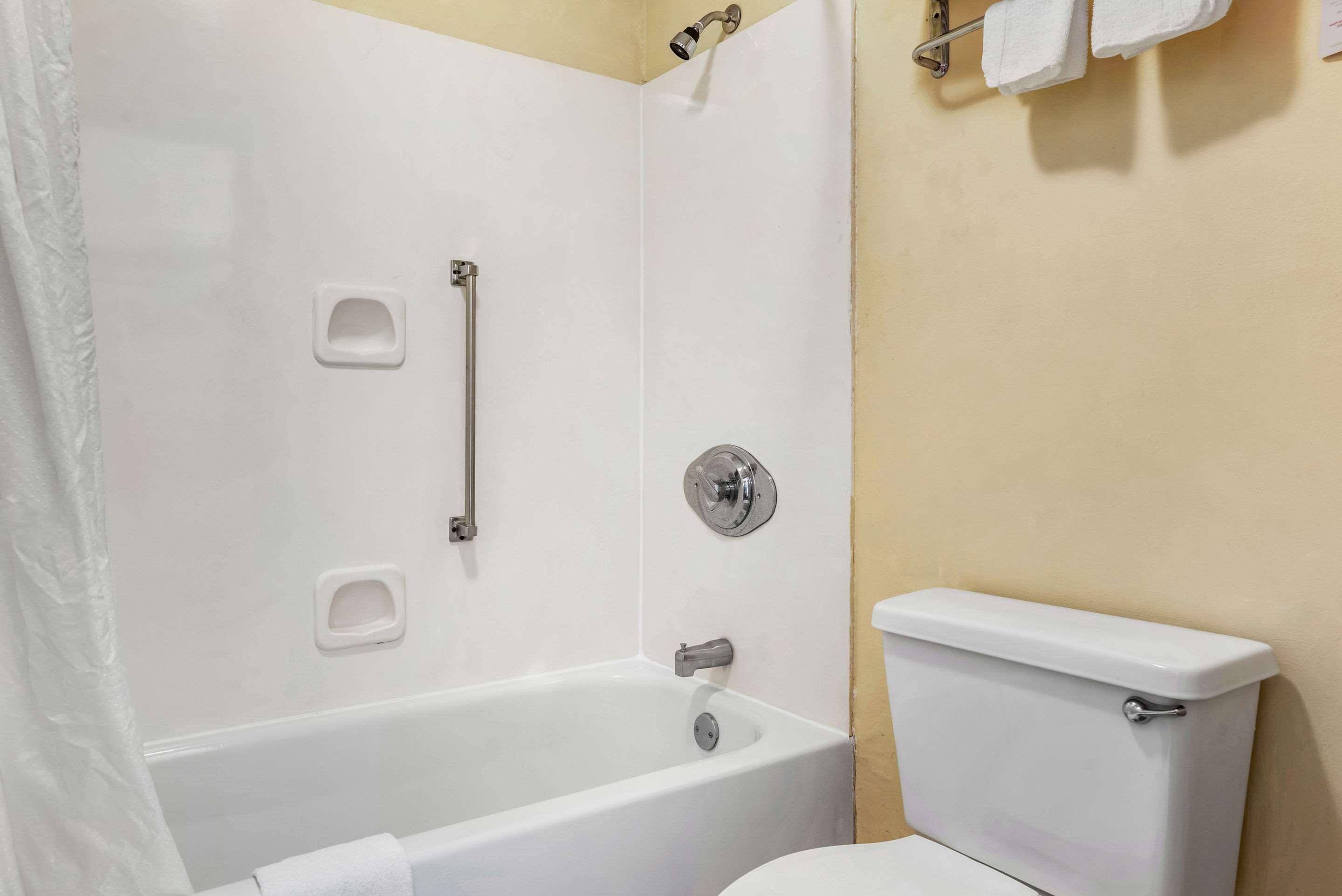 Econo Lodge Inn&Suites Forest Esterno foto