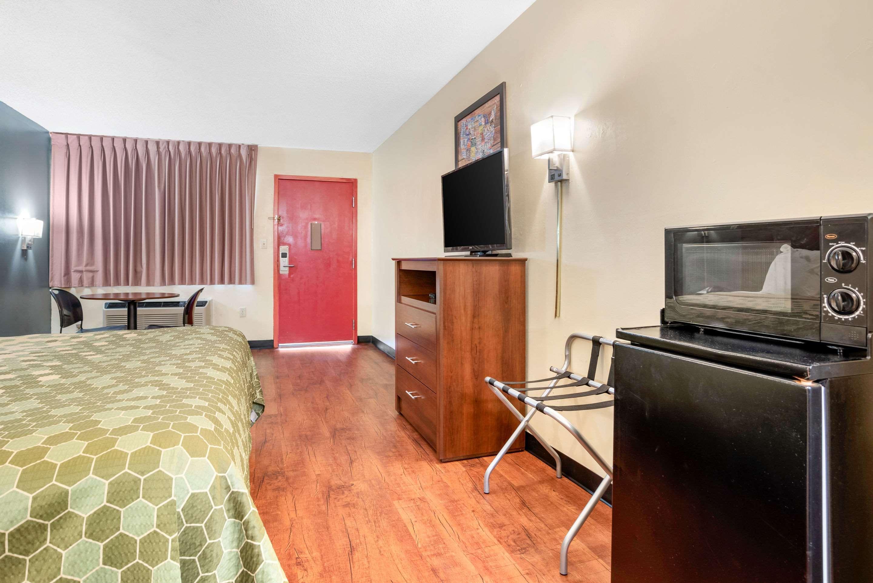 Econo Lodge Inn&Suites Forest Esterno foto