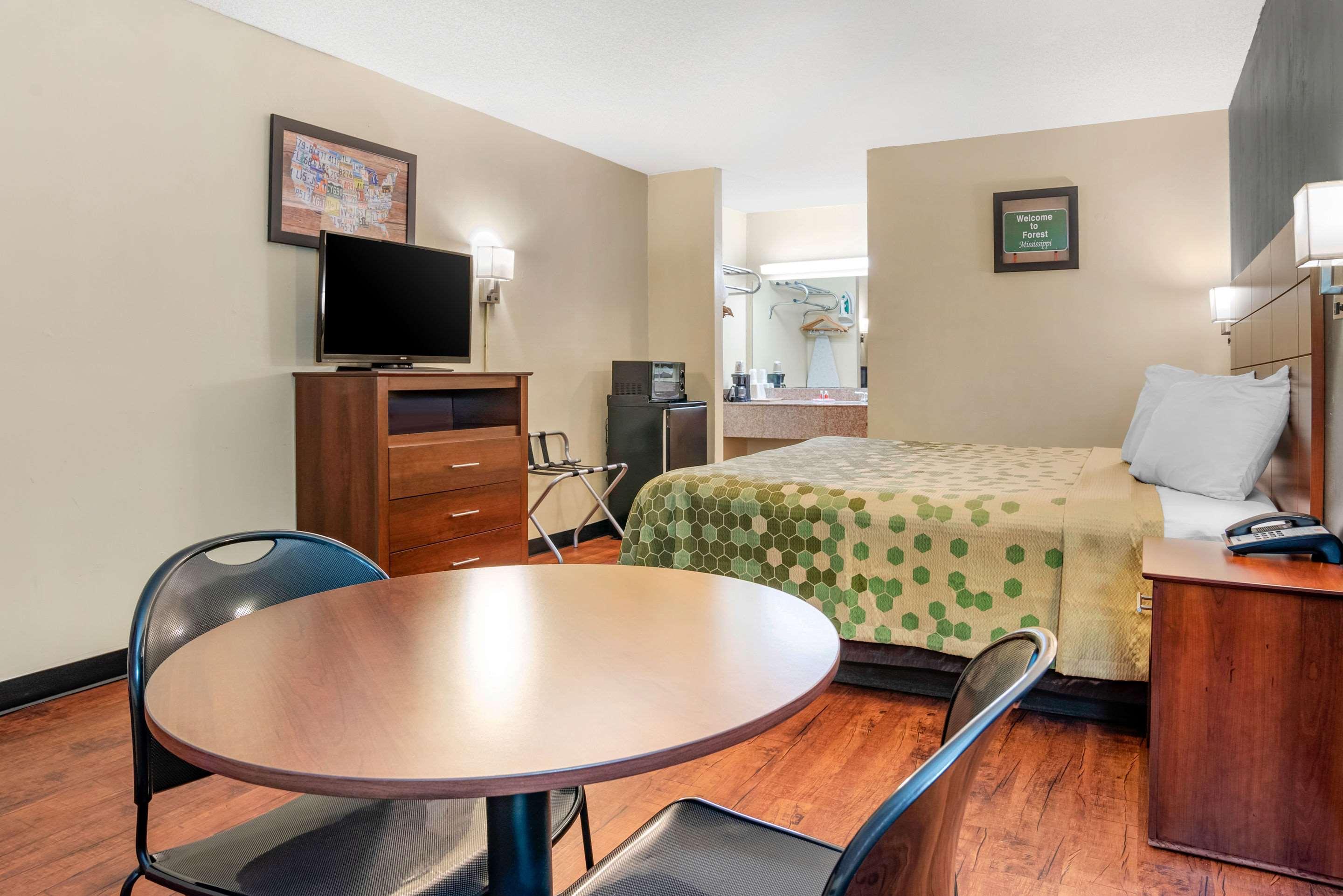 Econo Lodge Inn&Suites Forest Esterno foto