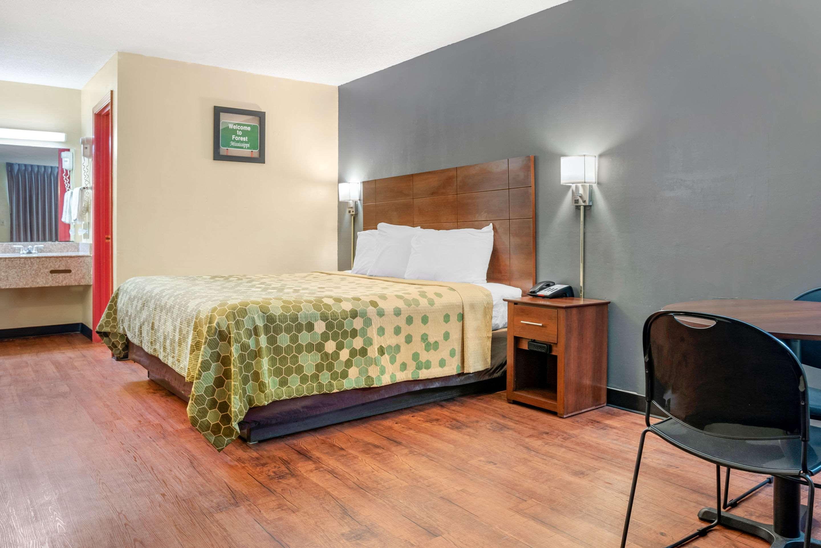 Econo Lodge Inn&Suites Forest Esterno foto