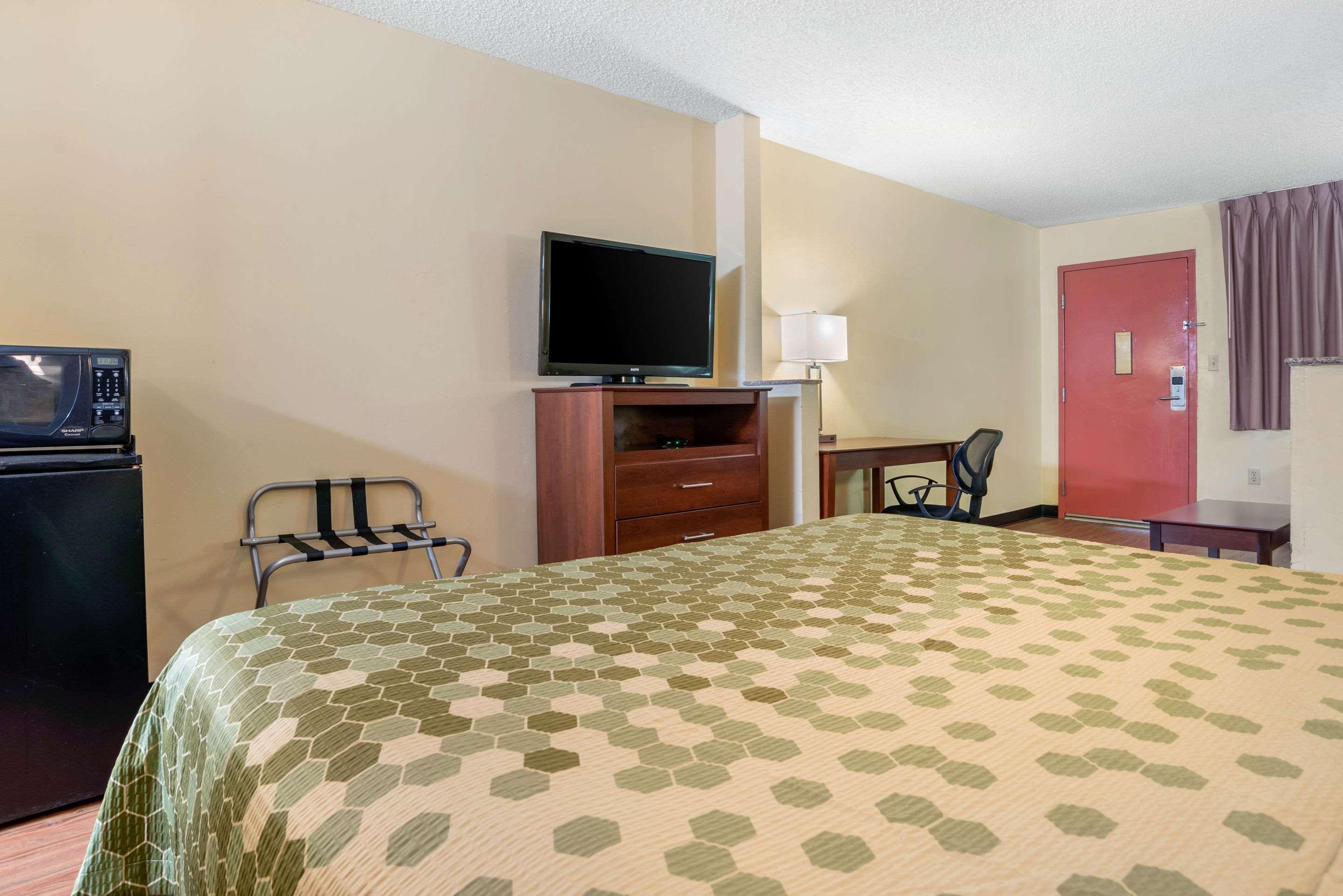 Econo Lodge Inn&Suites Forest Esterno foto