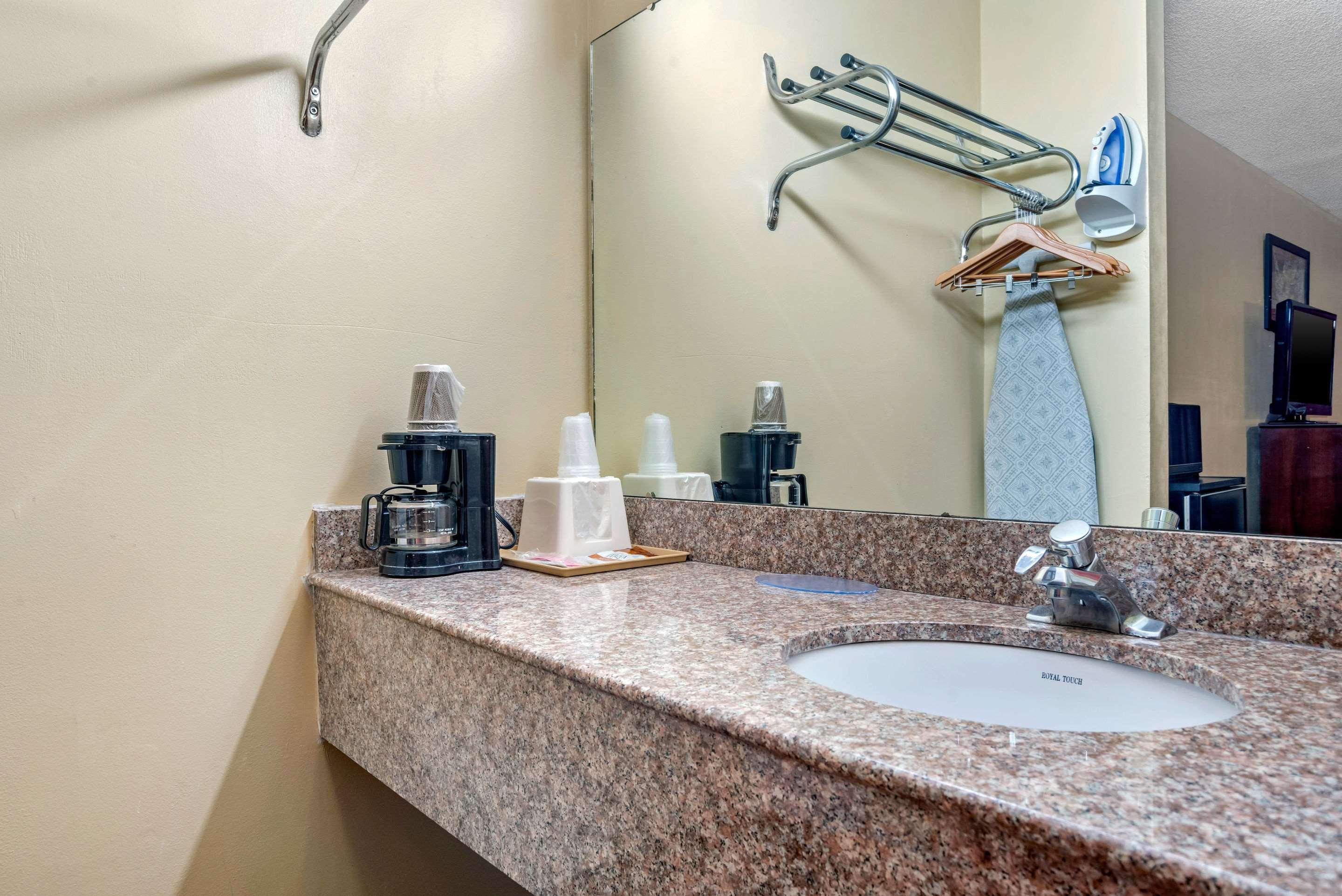 Econo Lodge Inn&Suites Forest Esterno foto