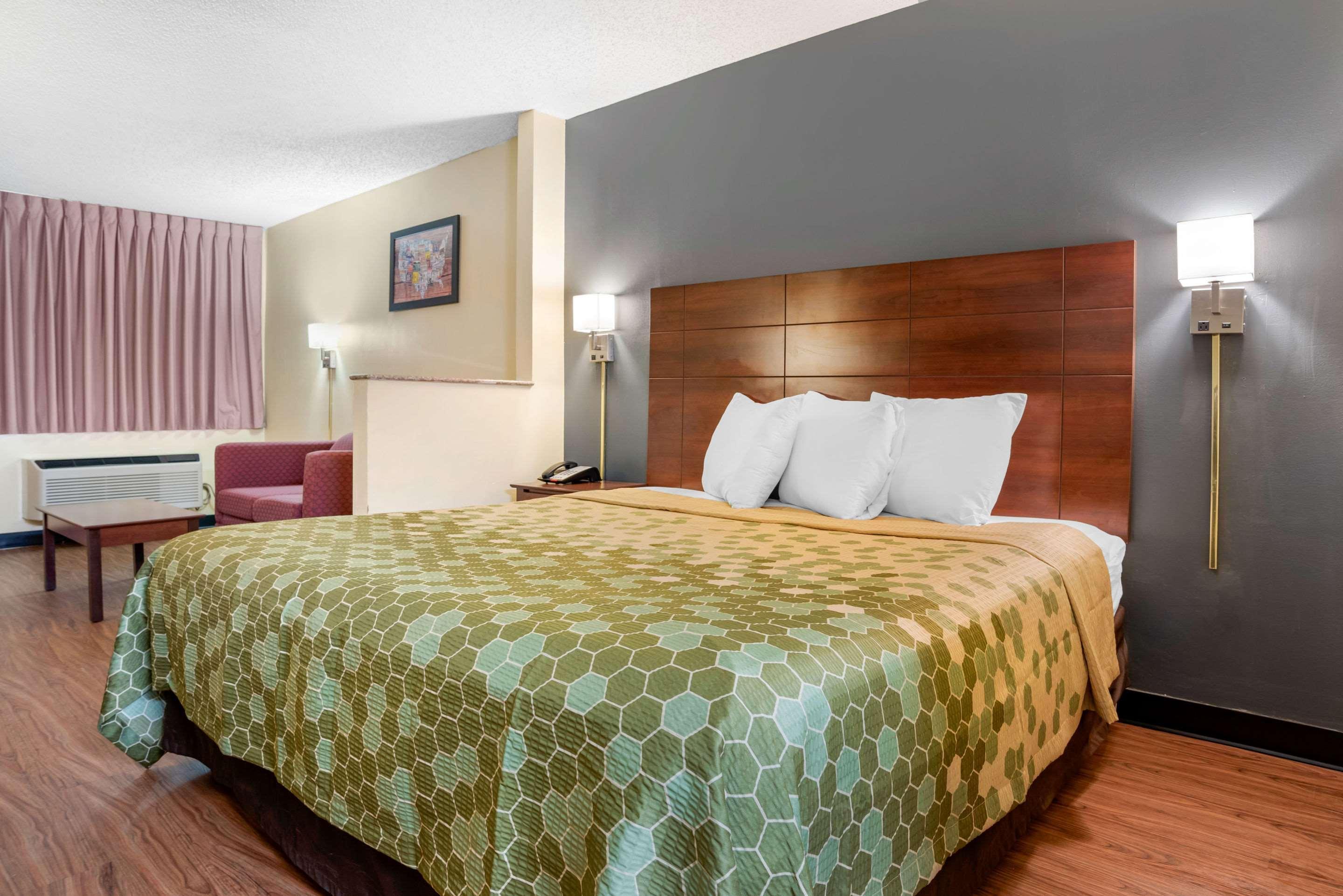 Econo Lodge Inn&Suites Forest Esterno foto