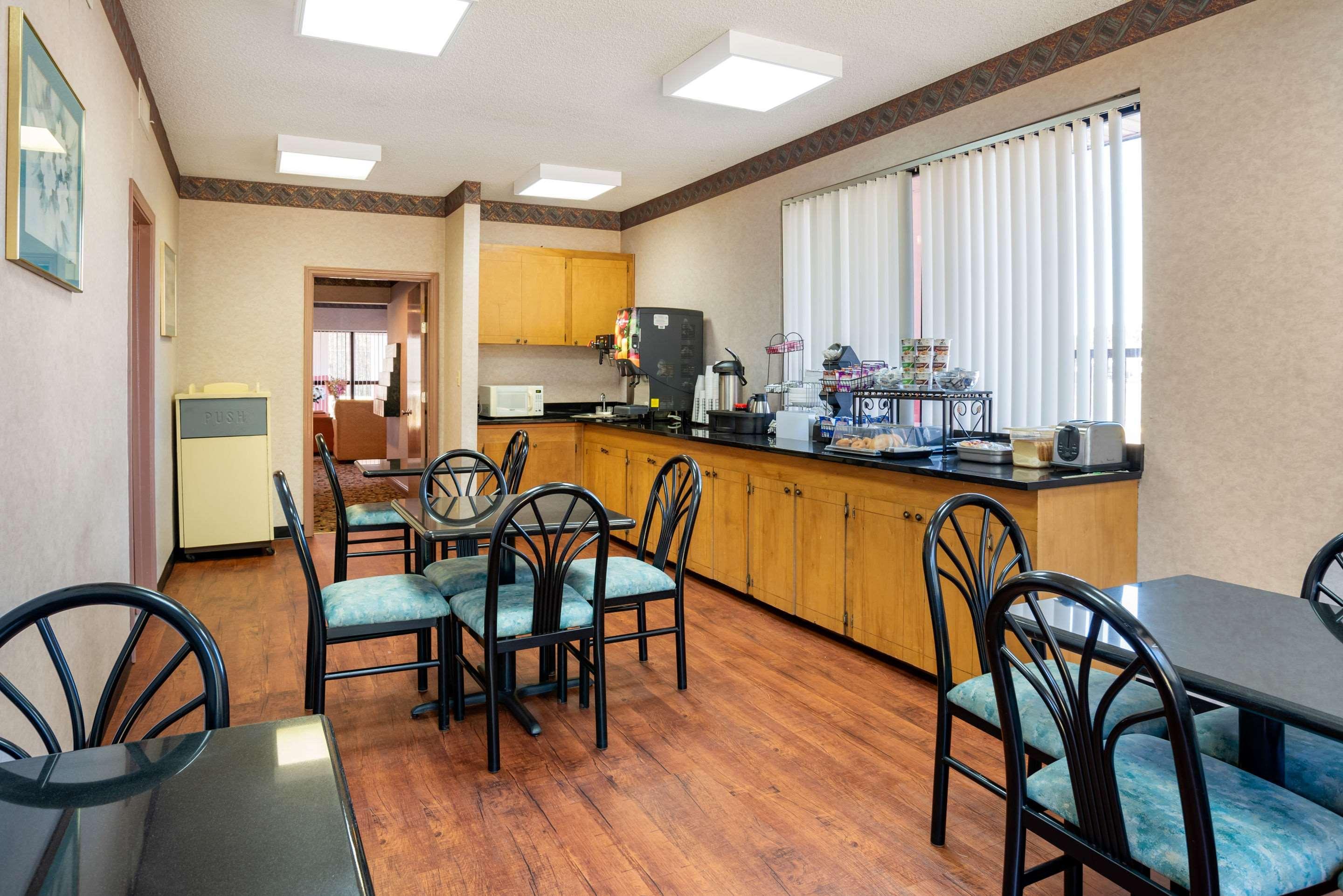 Econo Lodge Inn&Suites Forest Esterno foto