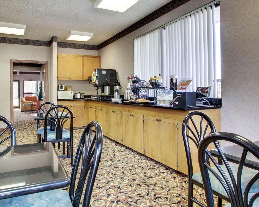 Econo Lodge Inn&Suites Forest Ristorante foto